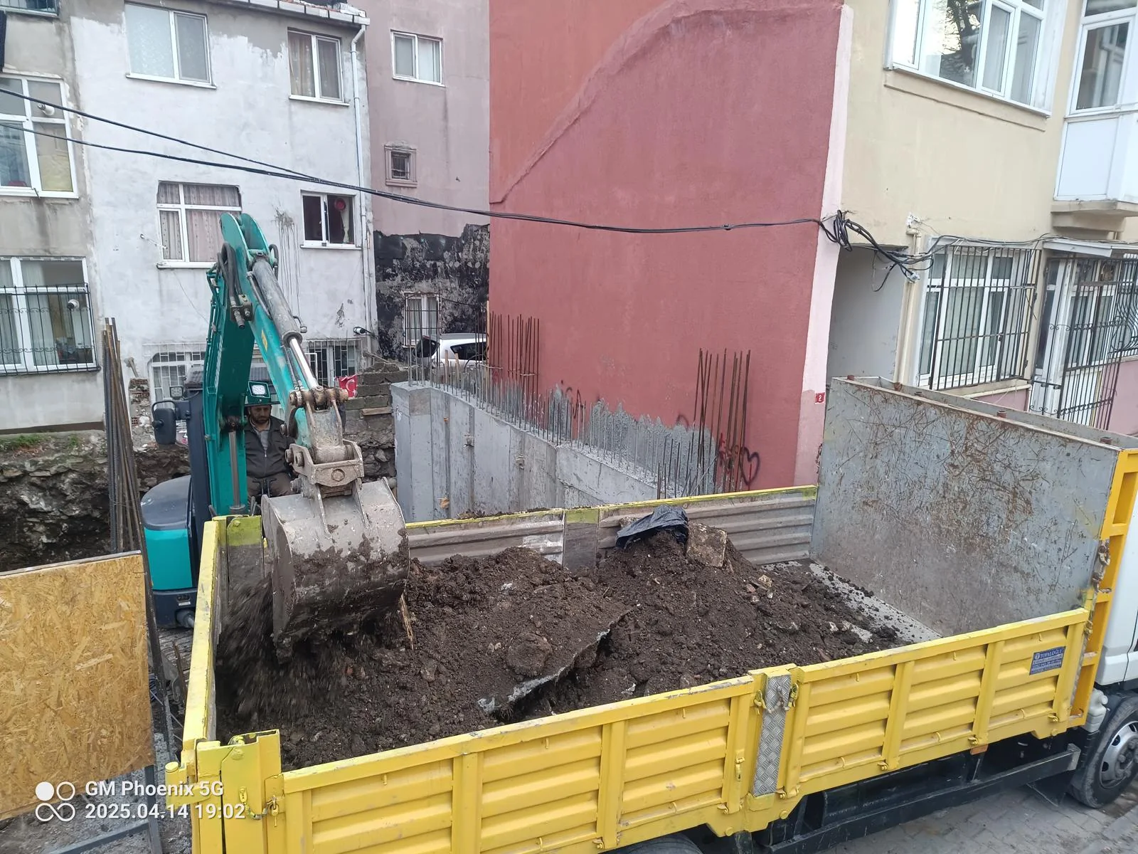 Dar alanda hafriyat yükleme — İstanbul Moloz Nakliye